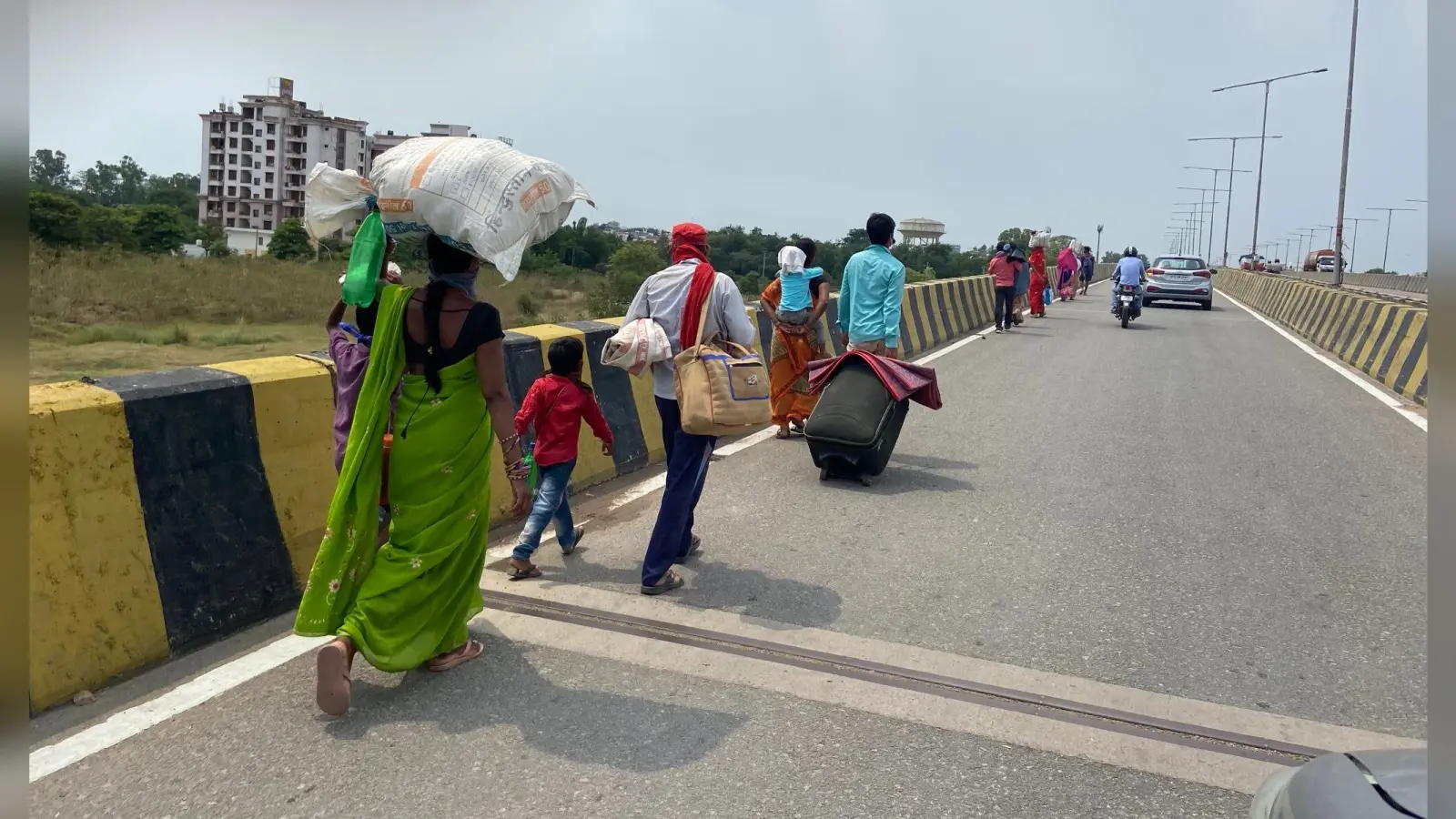 दूसरे राज्यों में प्रवासी मजदूरों को घर से निकाला, हेमंत सरकार की पहल पर मिला ठौर