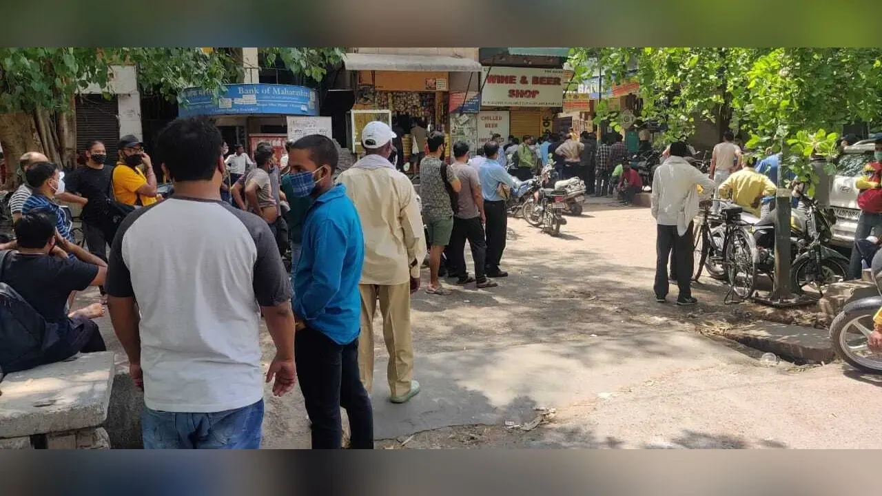 लॉकडाउन का एलान और शराब खरीदने की होड़, दिल्ली वालों को ‘इंजेक्शन नहीं, दारू से फायदा’, VIDEO