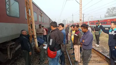 जोधपुर-हावड़ा एक्सप्रेस की एसी बॉगी पर ओवरहेड पोल उखड़कर गिरा, मची अफरा-तफरी