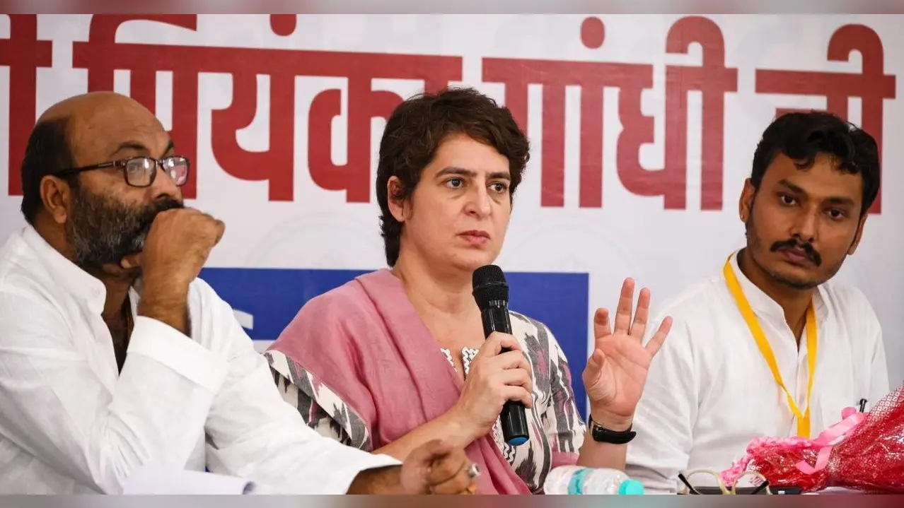 UP Chunav: अलीगढ़ में 7 सीटों के लिए कांग्रेस के 26 दावेदार, कद्दावर नेता विवेक बंसल के टिकट पर भी फंसा पेंच!
