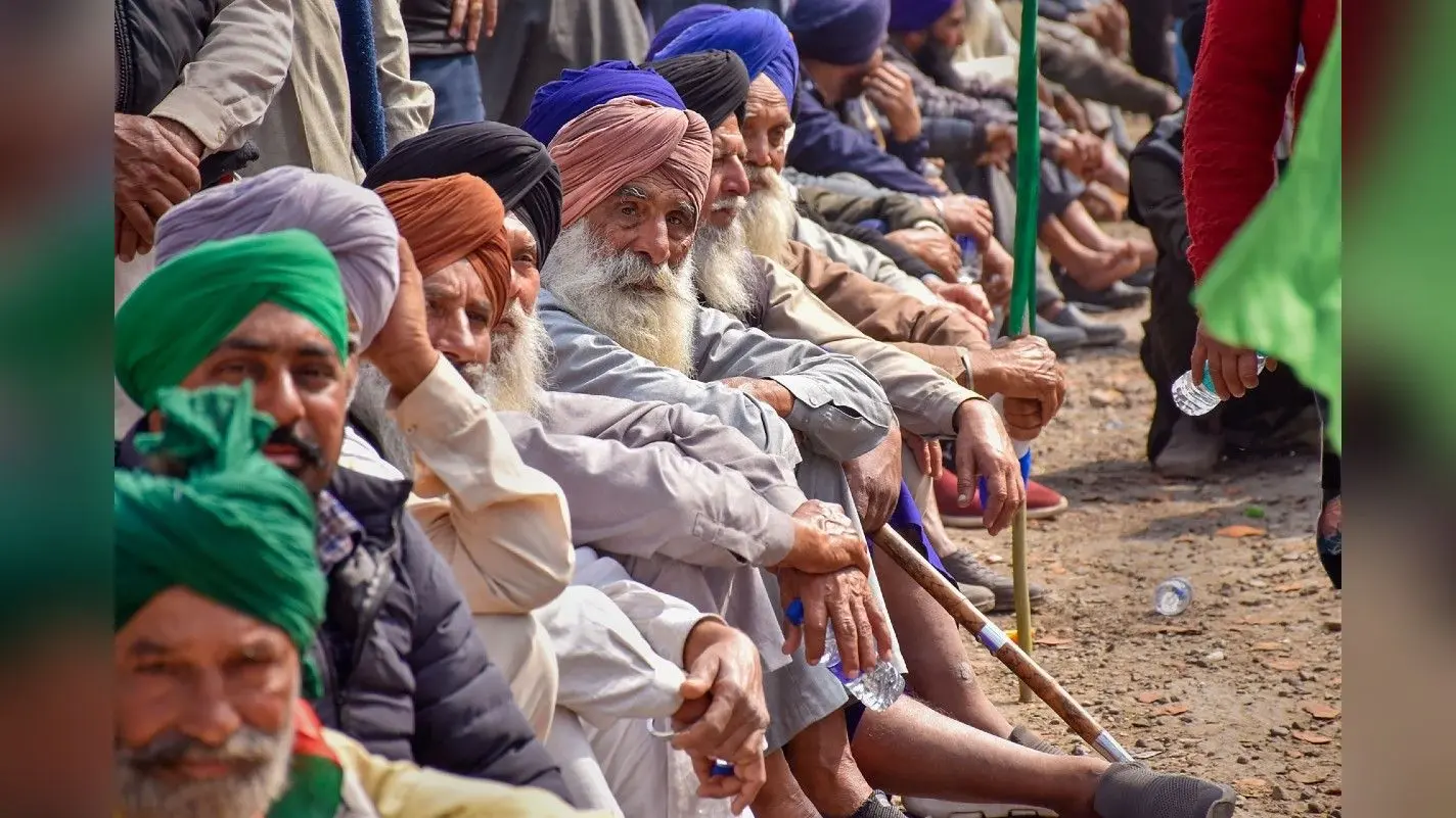 Farmer Protest: प्रदर्शनकारी किसानों को रोकने के लिए दागे गए आंसू गैस के गोले, मोदी सरकार ने किसानों को बातचीत के लिए फिर बुलाया