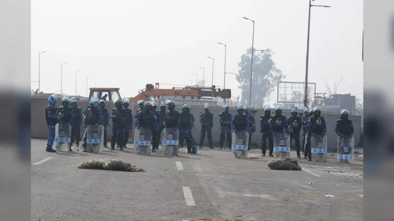 दिल्ली बॉर्डर पर किसानों का जबरदस्त बवाल, ड्रोन से दागे जा रहे आंसू गैस के गोले- VIDEO