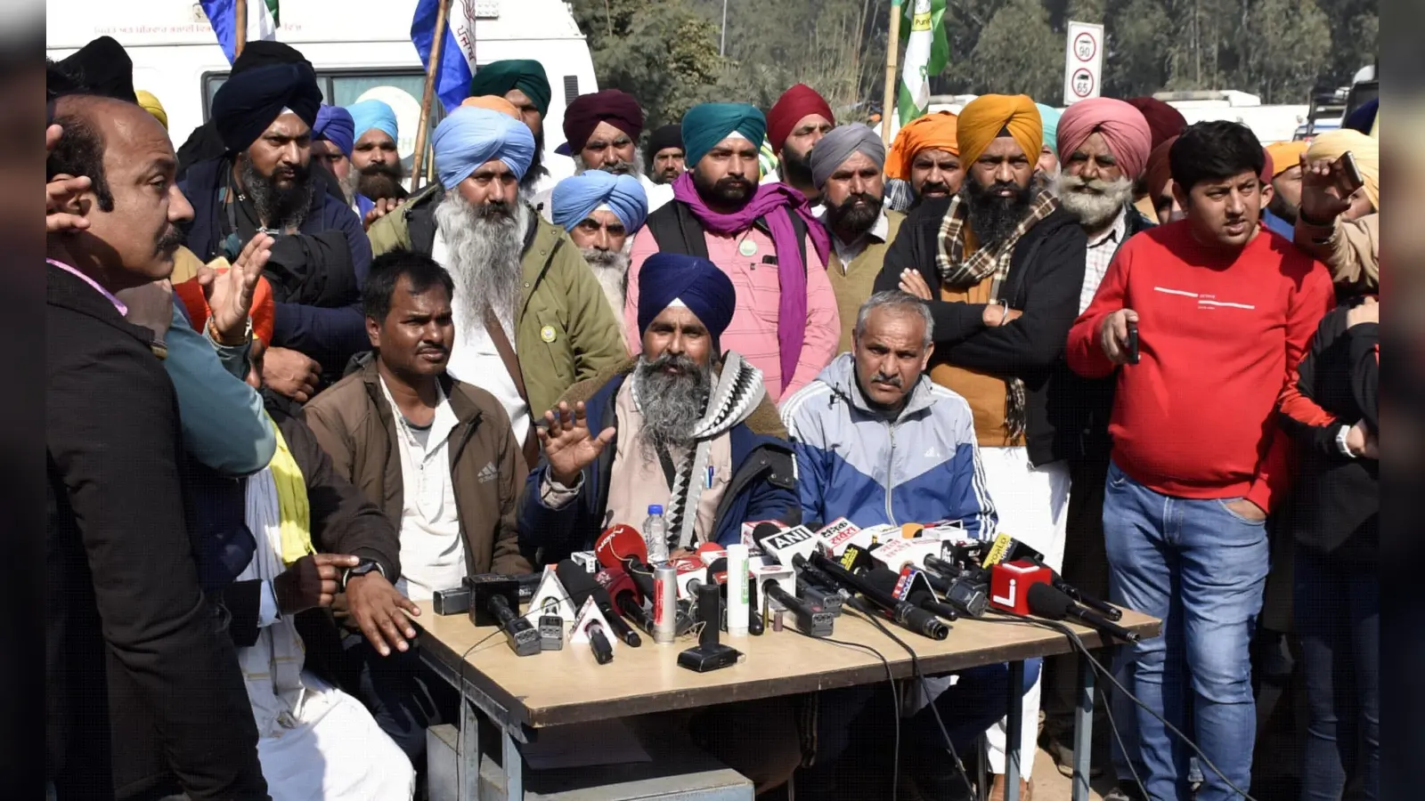 Farmers Protest: सरकार और किसान नेताओं के बीच आज होगी तीसरे दौर की बातचीत, केंद्र के रवैये पर उठाया सवाल