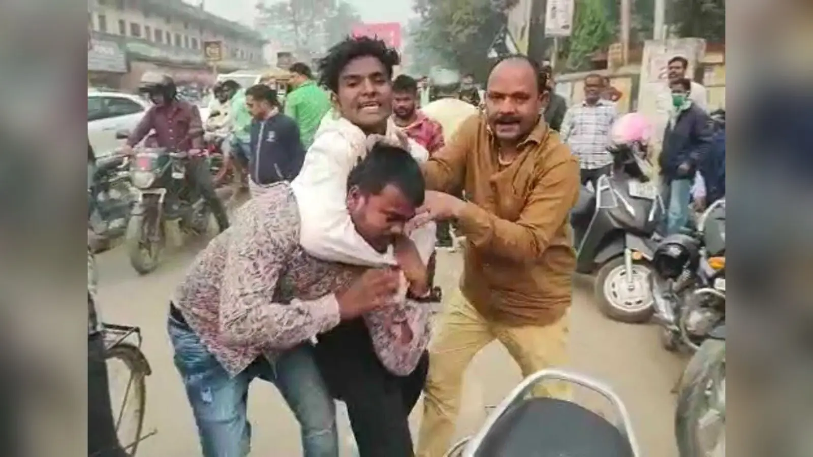 Gorakhpur News: जमीन के चक्कर में डीएम ऑफिस के पास दो गुटों में मारपीट, रुपए लेकर रजिस्ट्री से मुकरने का आरोप