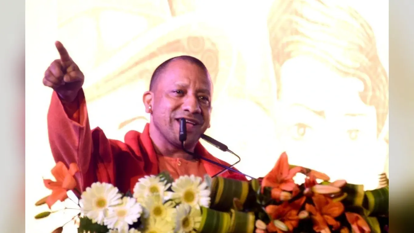 CM Yogi ने Free बिजली की घोषणा करने वाली पार्टियों को दिया करंट सा जवाब, याद दिलाए पुराने दिन
