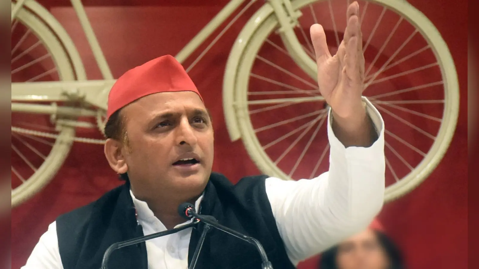 गोरखपुर से CM योगी को हराने के लिए अखिलेश यादव का बड़ा सियासी दांव, मौजूदा भाजपा विधायक को दिया खुला ऑफर