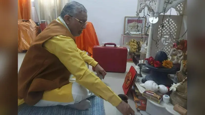 UP Budget 2023: वित्त मंत्री सुरेश खन्ना पूजा करके निकले बजट पेश करने, देखें VIDEO