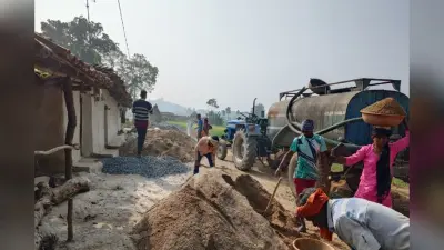गढ़वा : एक महीने में उखड़ने लगी नौ करोड़ की सड़क का गार्डवाल का प्लास्टर