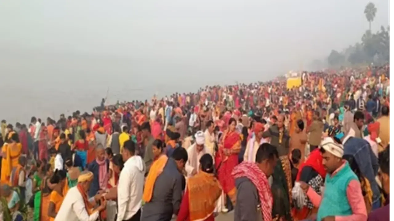 बिहार में मकर संक्रांति की धूम, गंगा घाटों पर उमड़ी श्रद्धालुओं की भीड़, सुख- समृद्धि की लोगों ने की कामना