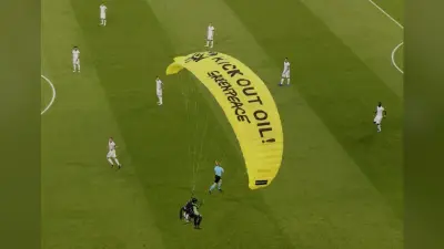 Euro cup 2020: जर्मनी-फ्रांस के मैच के दौरान पैराशूट से लैंड हुआ एक्टिविस्ट, कई दर्शकों को लगी चोट, वीडियो वायरल