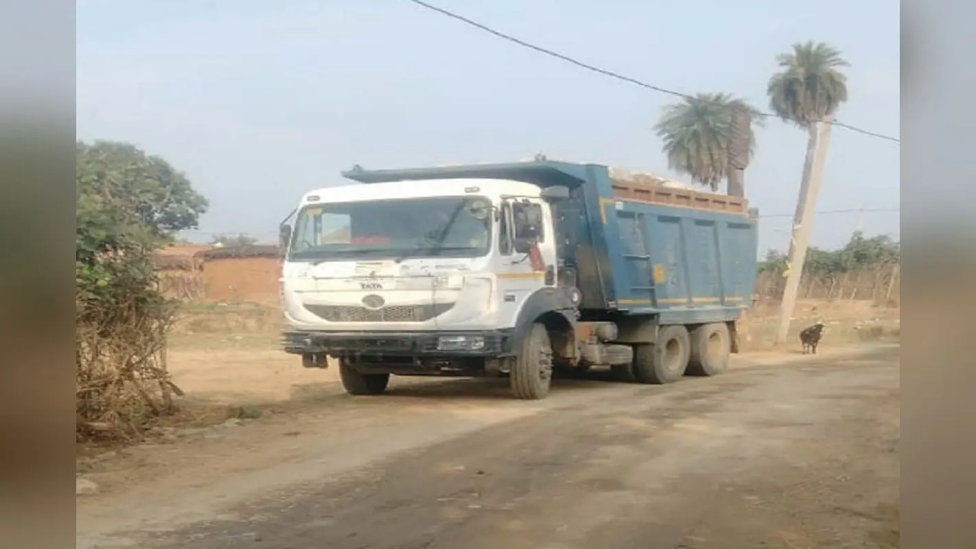 चतरा में ओवर लोड पत्थर लदा हाईवा का हो रहा है परिचालन, बड़ी दुर्घटना की आशंका