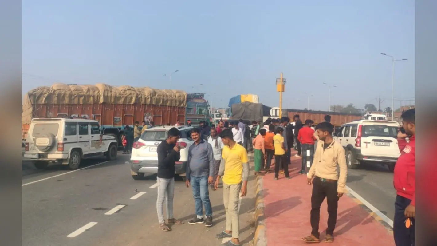 झारखंड में 10 घंटे तक ट्रक चालकों का तांडव, पुलिस पर पथराव, बसों में तोड़फोड़, बाल-बाल बचे पूर्व सांसद-विधायक