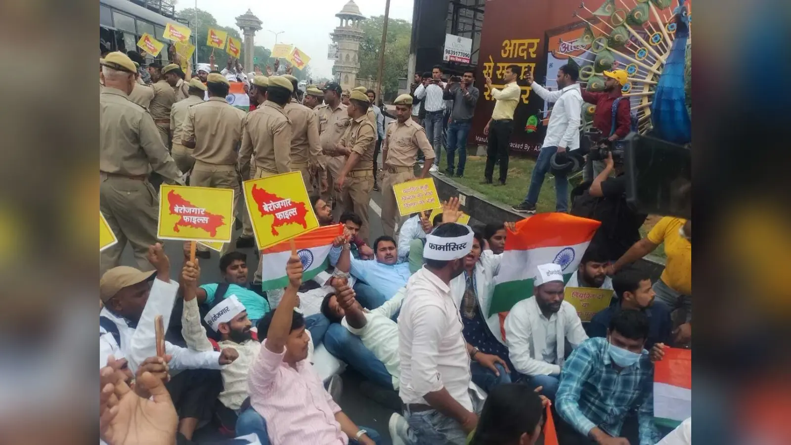 UP News: बेरोजगार होम्योपैथी फार्मासिस्ट पहुंचे मुख्यमंत्री आवास, पुलिस ने रोका, हिरासत में लिया