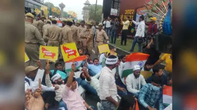 UP News: बेरोजगार होम्योपैथी फार्मासिस्ट पहुंचे मुख्यमंत्री आवास, पुलिस ने रोका, हिरासत में लिया