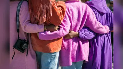 Hug Day Special: अपने पसंदीदा इंसान को गले लगाने के हैं कई फायदे, यहां जाने