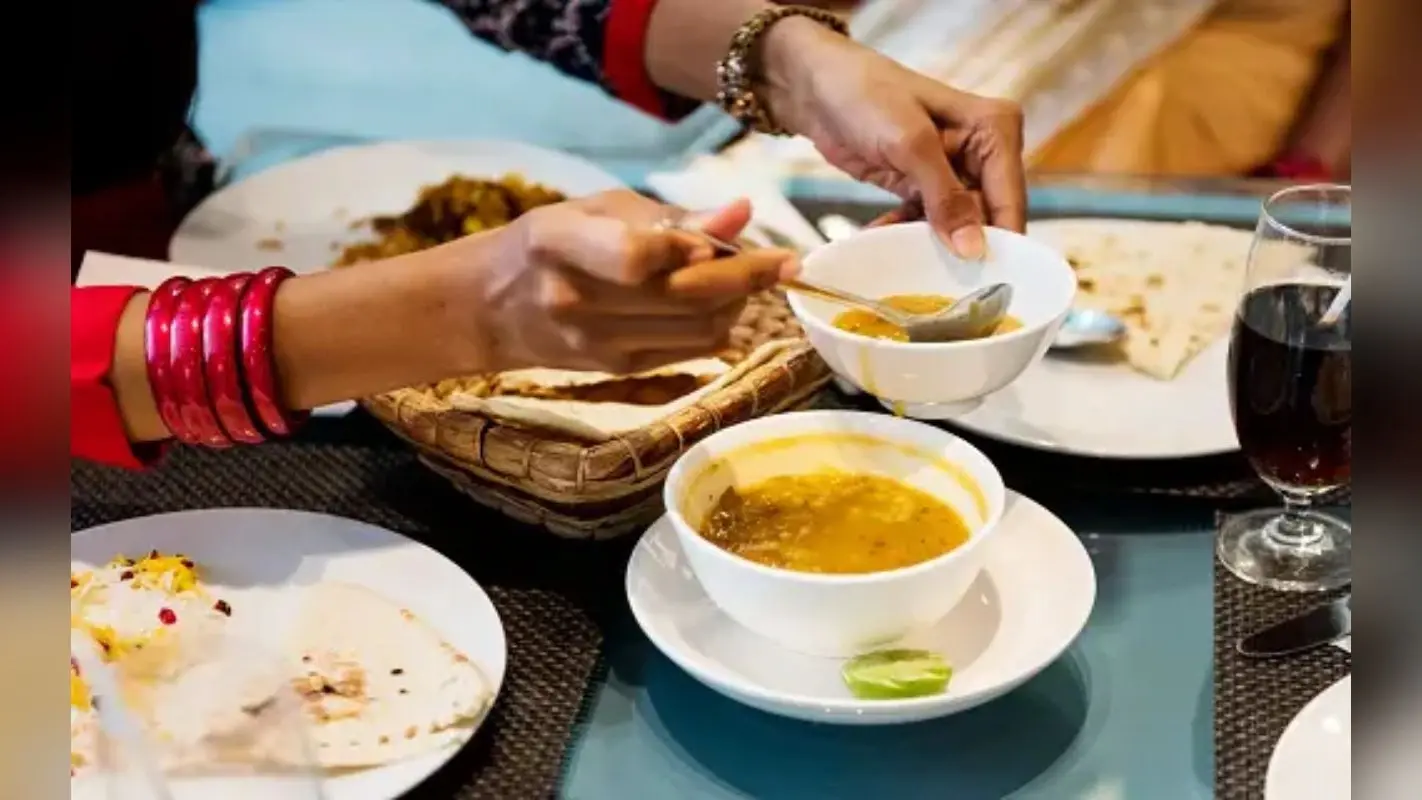 खाना खाते समय इन बातों को कभी न करें नजरअंदाज, वरना भुगतना पड़ेगा दुष्परिणाम
