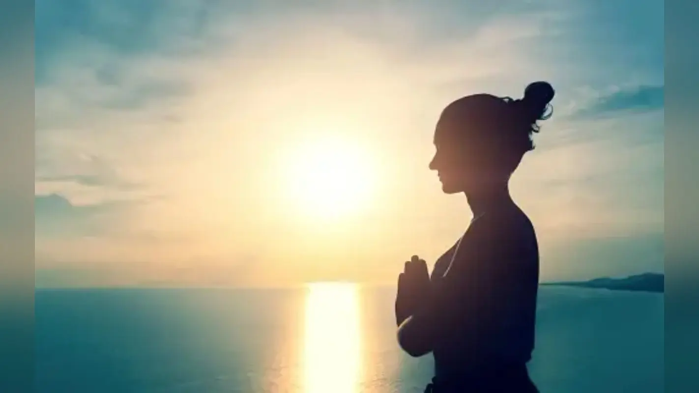 How to Become a Spiritual Person: अगर आपको भी बनना है एक आध्यात्मिक व्यक्ति, तो जरूर फॉलो करें ये टिप्स