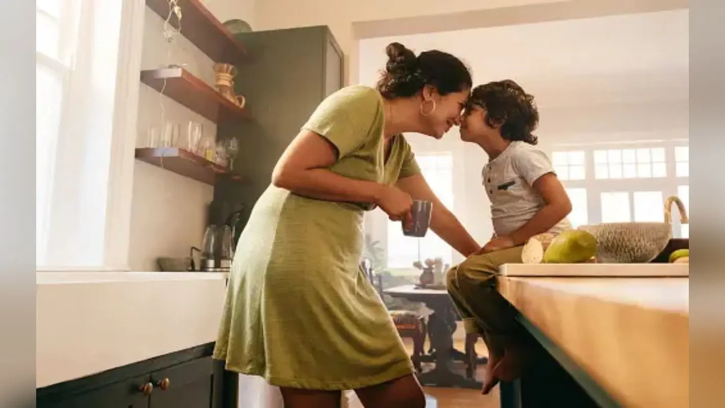 Parenting Tips: क्या है वो 7 संकेत जो बच्चे के पालन-पोषण के मामले में, एक मां को बनाती है पिता से बेहतर