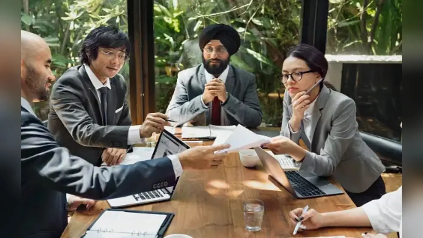 क्या आप भी ऑफिस मीटिंग में नहीं रख पाते अपनी बात? ऐसे करें खुद को डेवलप