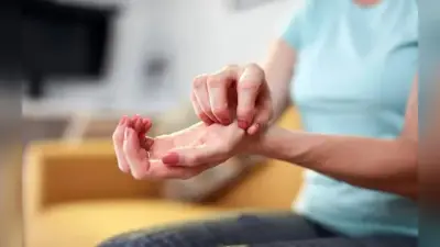 हथेलियों में अगर हो रही ऐसी खुजली तो ये हैं नुकसान के संकेत , जानें लक्षण और उपाय