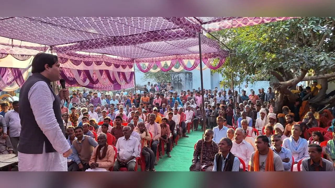 अपनी ही सरकार की लोन नीति के विरोध में उतरे BJP के MP वरुण गांधी, पीलीभीत लोकसभा क्षेत्र का कर रहे दौरा