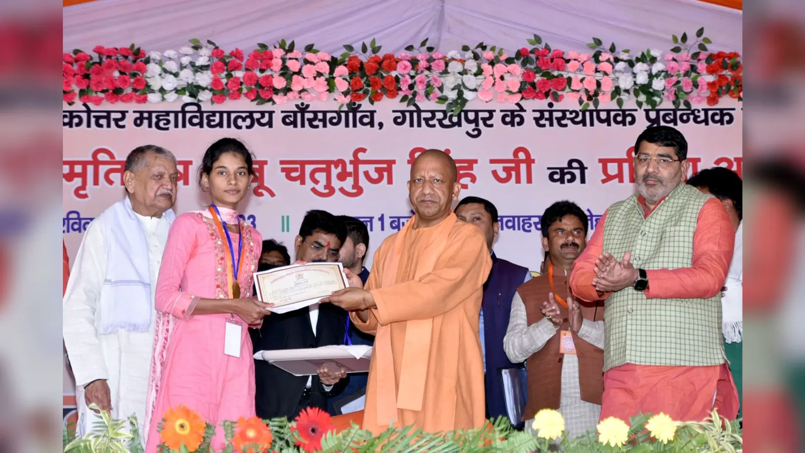 सीएम योगी ने बाबू चतुर्भुज सिंह की प्रतिमा का किया अनावरण, बोले- देश की गुलामी का कारण था जाति का जहर
