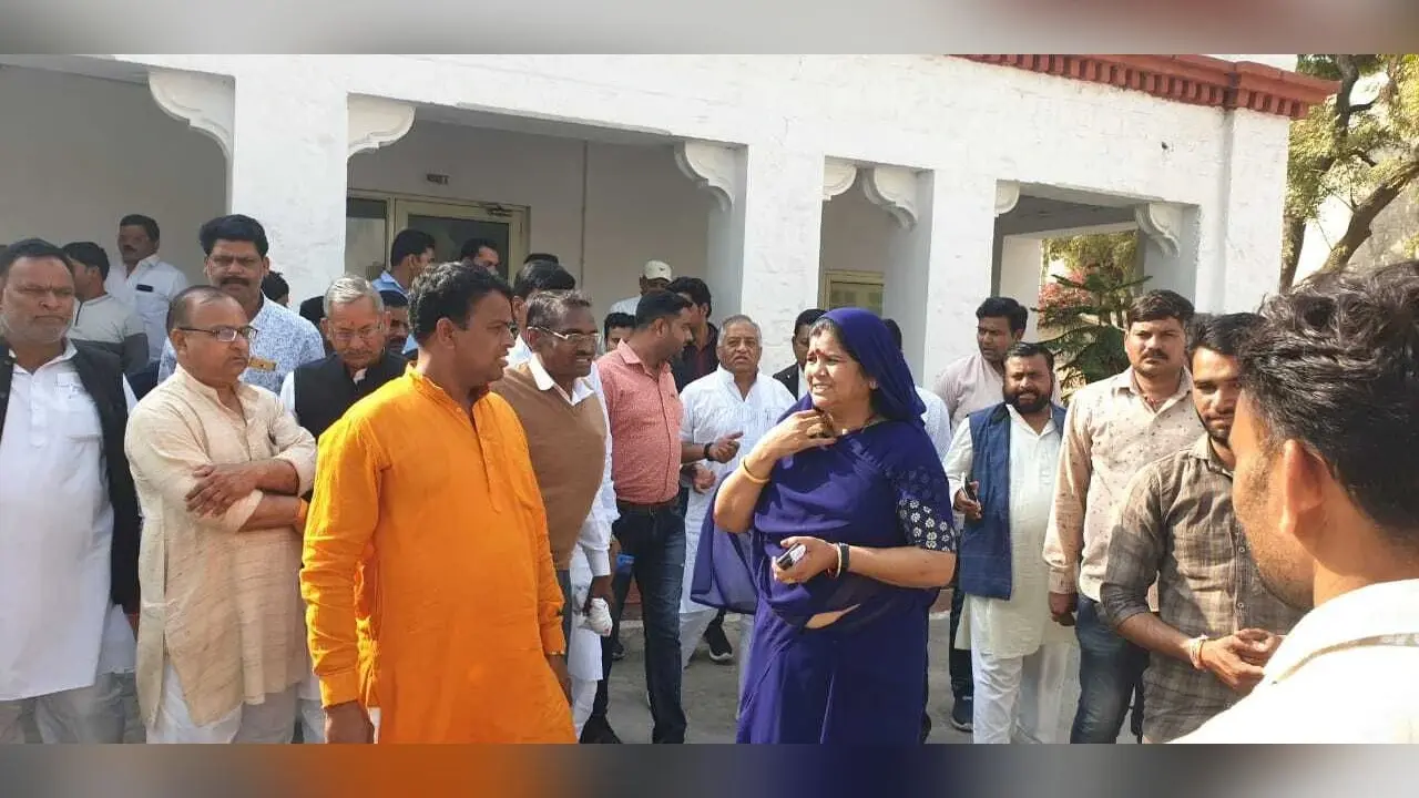 MP राजनीति में नया ट्विस्ट : इस्तीफे की बात ‘सुनकर’ बोल रहे सिंधिया गुट के विधायक, वीडियो वायरल