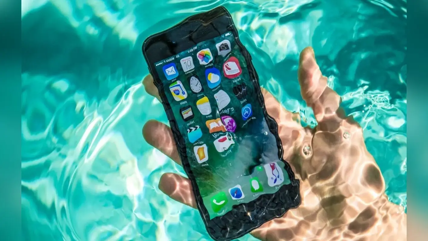 Bizarre! 3 महीने पानी में रहा iPhone, जम गई थी काई, फिर भी चल रहा टकाटक
