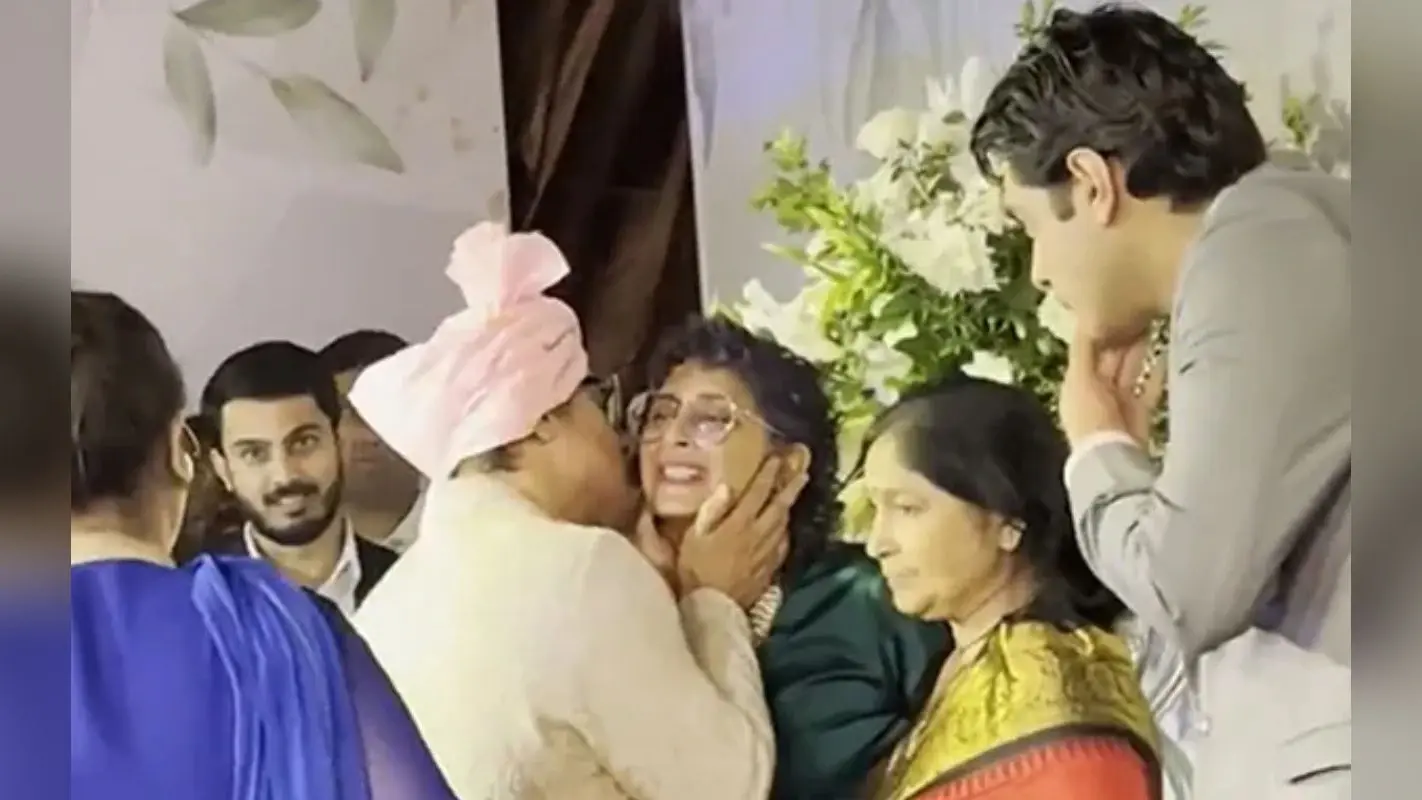 Ira और नुपुर शिखारे की शादी में आमिर खान ने किरण राव को किया KISS, फैंस बोले- उनका तो तलाक हो…