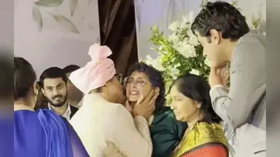 Ira और नुपुर शिखारे की शादी में आमिर खान ने किरण राव को किया KISS, फैंस बोले- उनका तो तलाक हो…