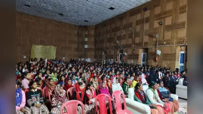 सिमडेगा में जादूगर गोगिया सरकार के शो में उमड़ रही लोगों की भीड़