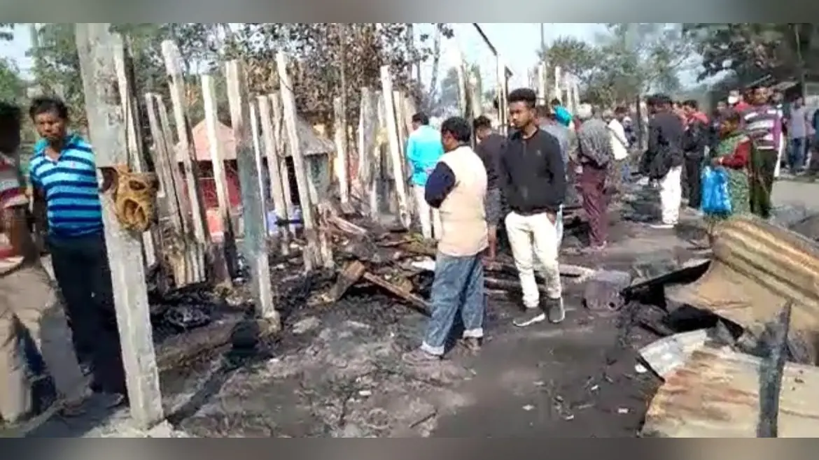 जलपाईगुड़ी : भीषण अग्निकांड में आठ दुकानें जलकर राख, लाखों का नुकसान