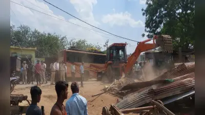 झारखंड : गुमला शहर में अतिक्रमण पर चला बुलडोजर, एक दर्जन दुकानें ध्वस्त