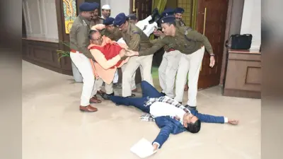 PHOTOS: झारखंड विधानसभा शीतकालीन सत्र का तीसरा दिन हंगामेदार, बीजेपी विधायकों को मार्शल ने ऐसे किया आउट