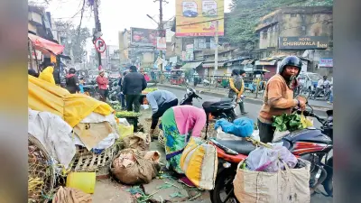 मनमानी: रांची डेली मार्केट के सामने सड़क पर ही लगता है बाजार, जाम से लोग परेशान