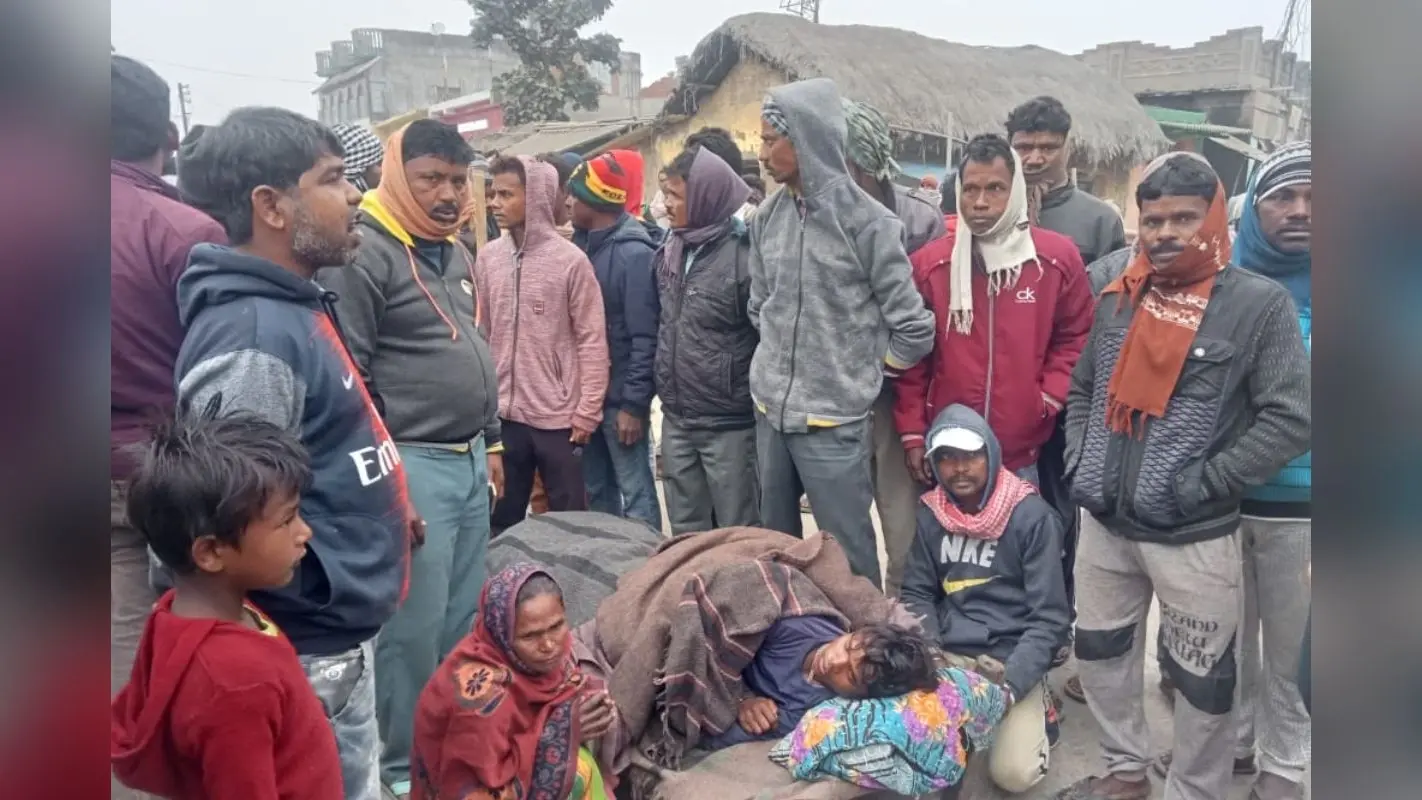 देवघर: करौं पुलिस पर किशोर की कमर तोड़ने का आरोप, विरोध में सड़क जाम