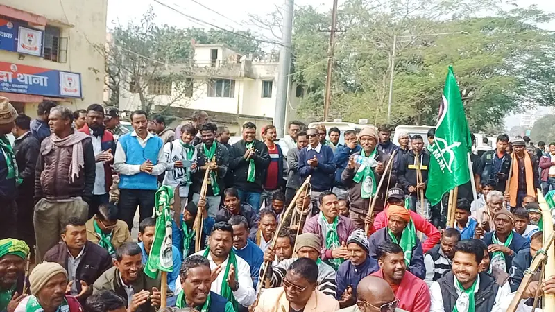 VIDEO: सीएम आवास में ईडी की टीम, तीर-धनुष व बैंड-बाजे के साथ कांके रोड पर बैठे झामुमो कार्यकर्ता, कही ये बात