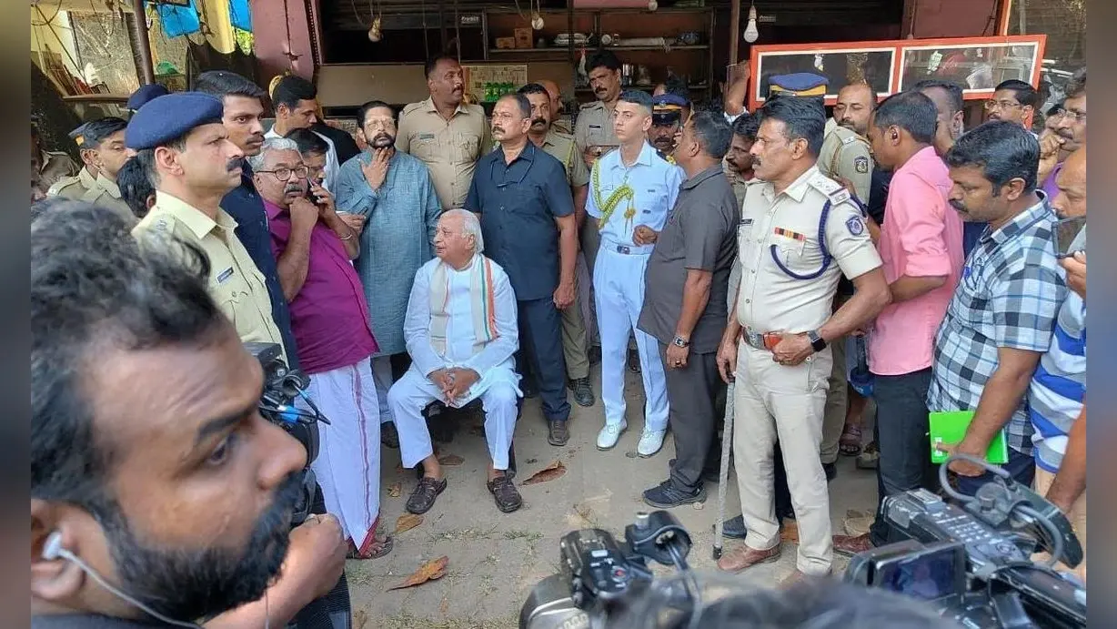 केरल में घमासान, SFI ने काला झंडा दिखाया तो धरने पर बैठ गए राज्यपाल, केंद्र ने दी CRPF की Z+ सुरक्षा