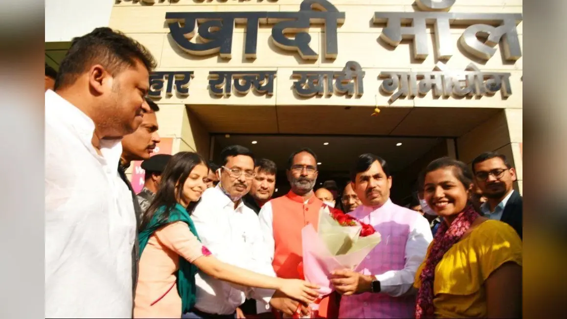 Bihar News: बिहार के कई जिलों में खुलेगा खादी मॉल, उद्योग मंत्री शाहनवाज हुसैन ने किया ऐलान