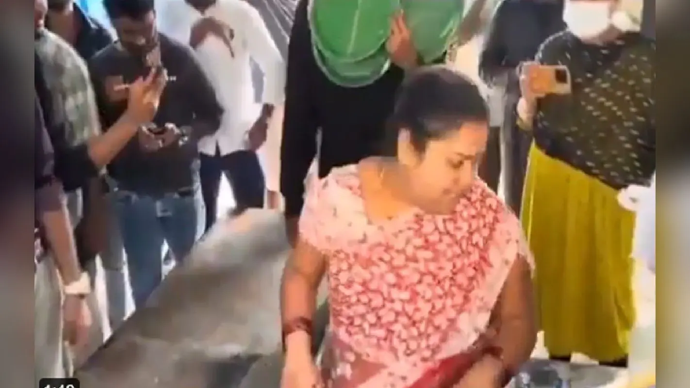 जानें कौन हैं ‘कुमारी आंटी’ जिनके फूड स्टॉल को बचाने के लिए खुद सामने आए तेलंगाना के सीएम रेवंत रेड्डी