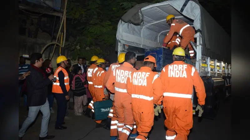 Lucknow Building Collapse: लखनऊ में पांच मंजिला बिल्डिंग गिरी, देखें Video