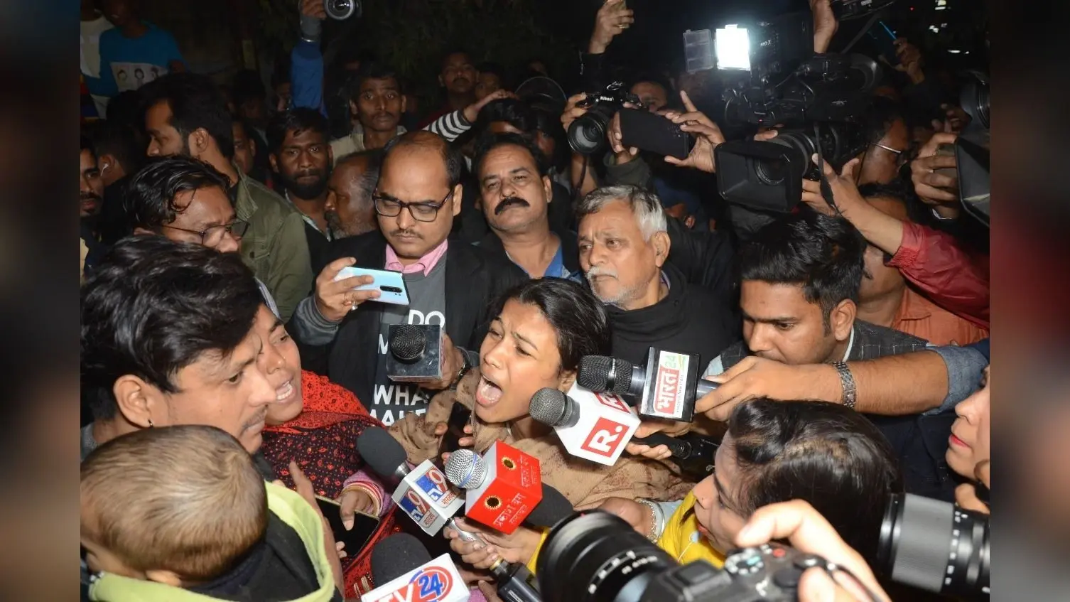 Lucknow Building Collapse: लखनऊ में बिल्डिंग गिरी, पूरी रात चला बचाव कार्य, अभी भी कई लोग मलबे में दबे