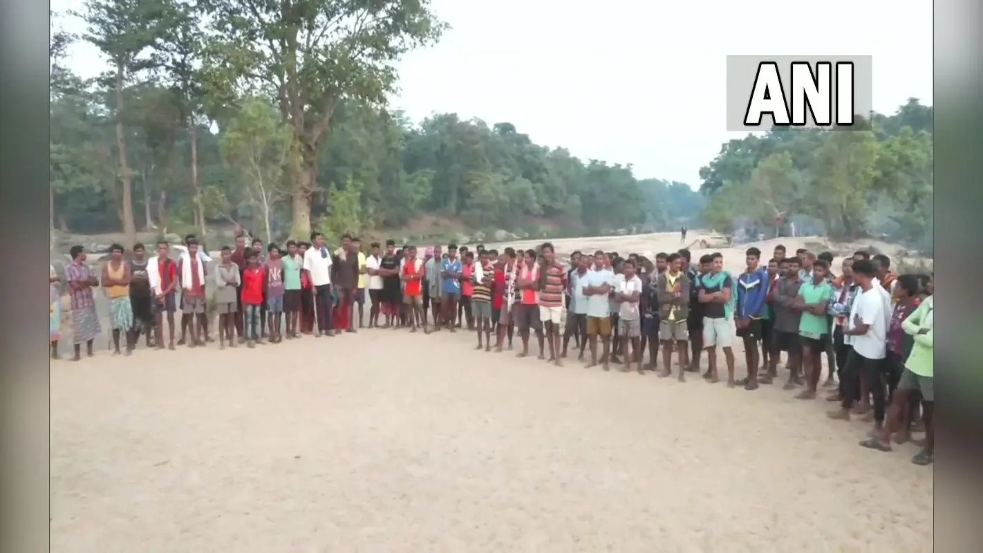 महाराष्ट्र-छत्तीसगढ़ सीमा पर जुटे 20-25 गांवों के आदिवासी, इंद्रावती नदी पर पुल निर्माण का कर रहे विरोध
