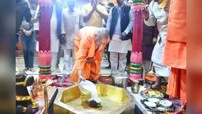 Mahashivratri 2023: सीएम योगी ने किया गोरखनाथ मंदिर में महादेव का किया दुग्धाभिषेक, कई मंदिरों में की पूजा