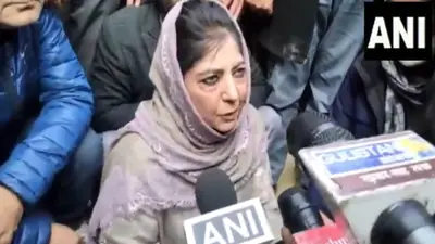 पुंछ में मारे गए लोगों के परिजन से मिलने जा रहीं महबूबा मुफ्ती को पुलिस ने रोका, धरने पर बैठीं