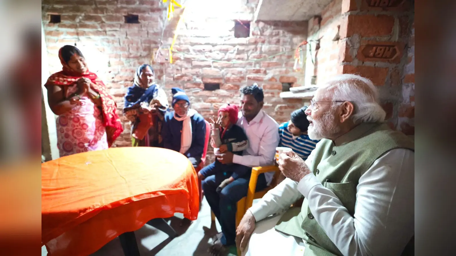 अयोध्या में मीरा के घर अचानक चाय पीने पहुंचे पीएम मोदी, देखें फोटो