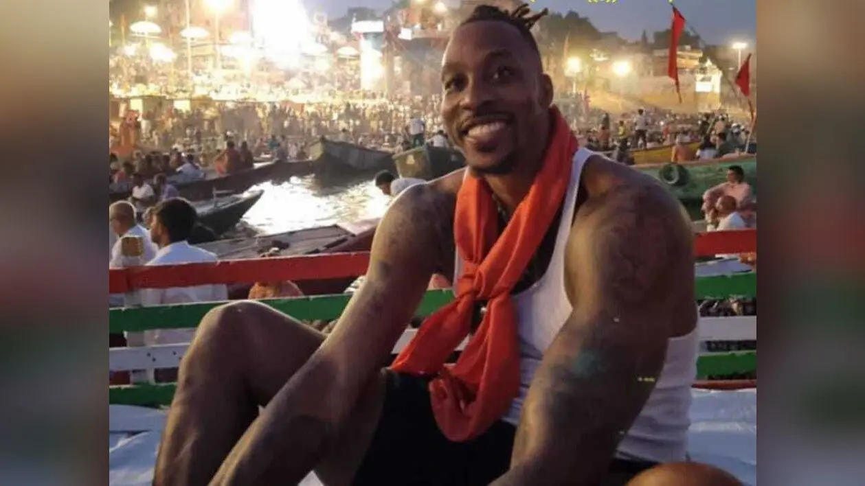 Varanasi: NBA स्टार डेविड हावर्ड को भा गई शिव की नगरी काशी, खरीदी बनारसी साड़ी, गंगा आरती में शामिल हुए