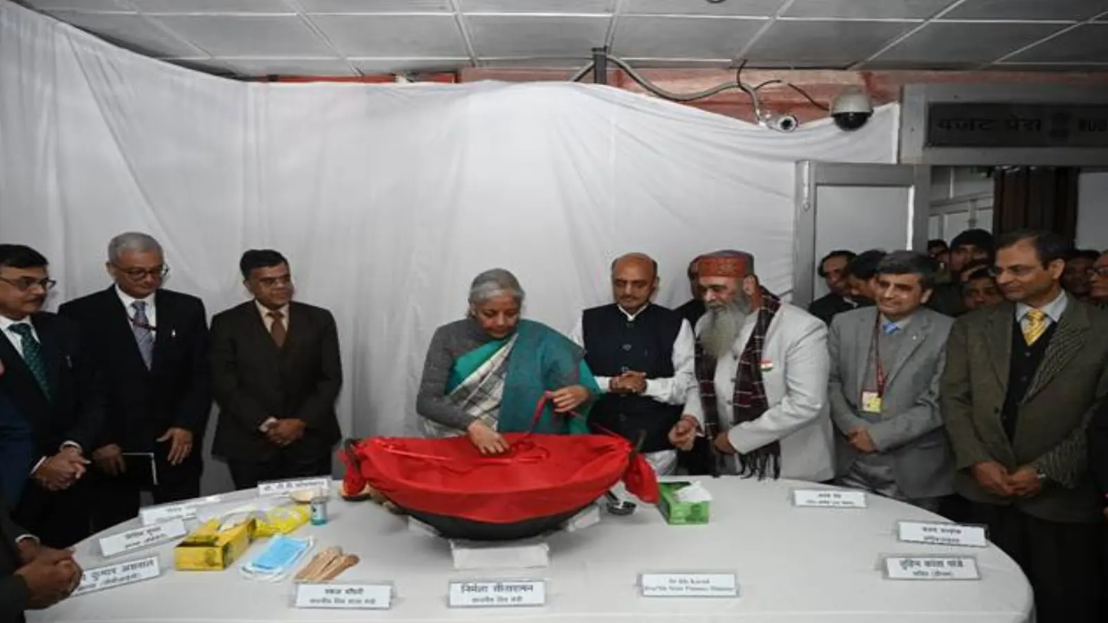 अंतरिम बजट 2024 से पहले मनाई गई हलवा सेरेमनी, वित्त मंत्री निर्मला सीतारमण ने खुद परोसा, जानें महत्व