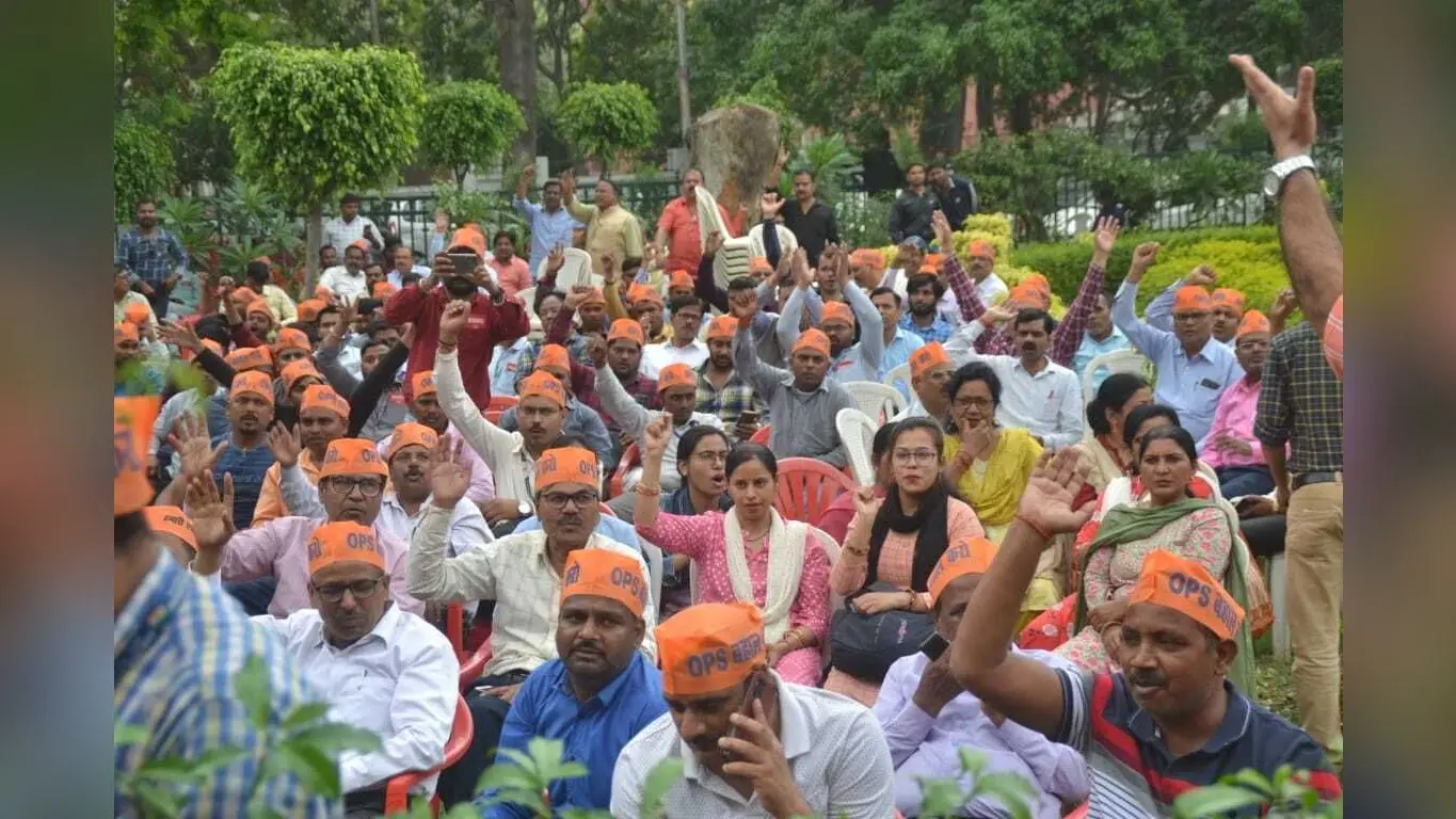 पुरानी पेंशन के लिये सड़क पर उतरे केंद्रीय व राज्य कर्मचारी, सभी जिला मुख्यालयों पर प्रदर्शन