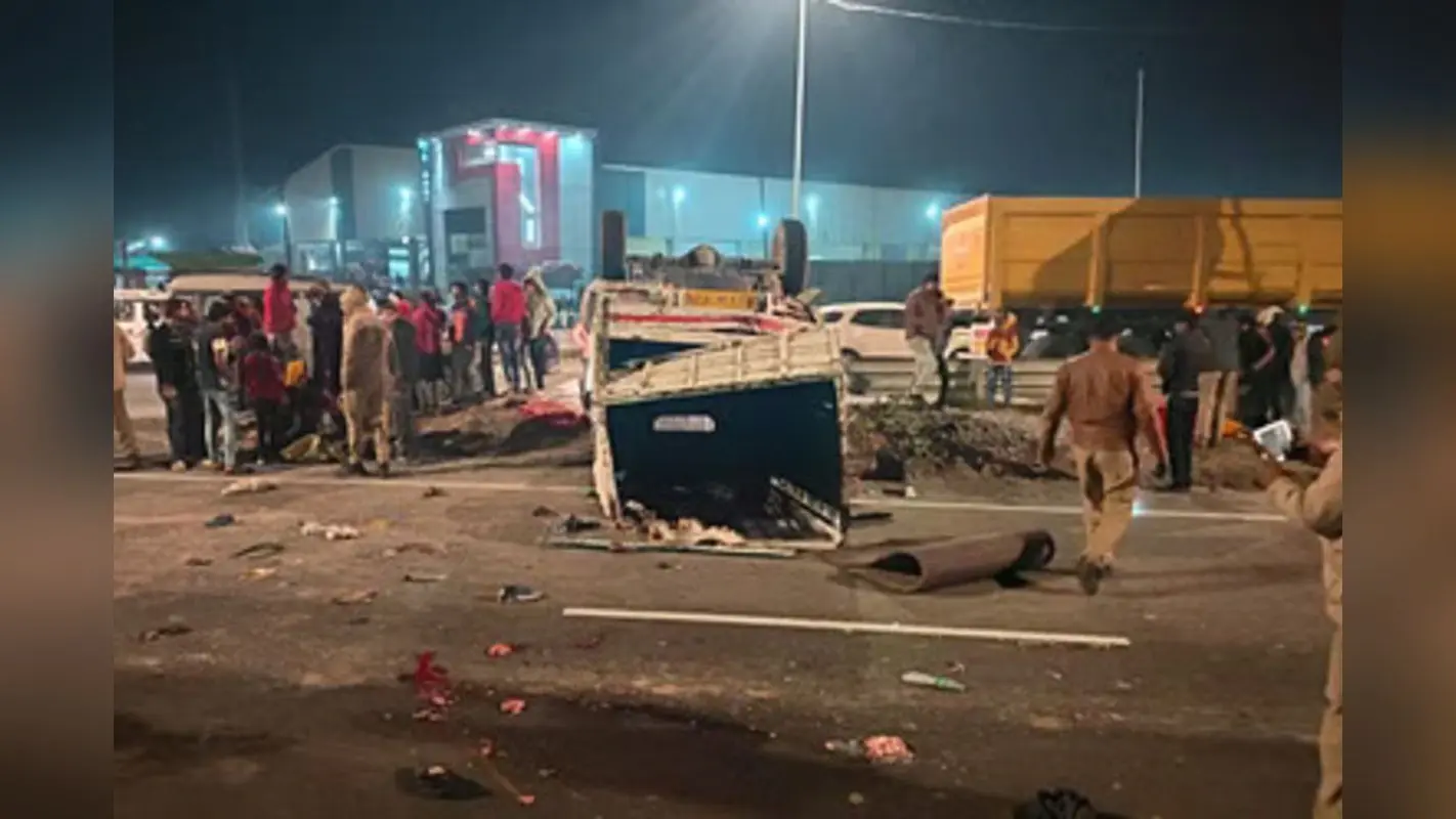 UP Road Accident: उरई में डंपर की टक्कर से लोडर पलटा, परिवार के तीन लोग समेत चार की मौत, कई ग्रामीण घायल